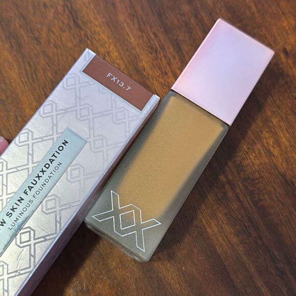 Revolution Glow Skin Luminous Foundation FX 13.7 Dark Skin Yellow Undertone - Picture 4 of 4